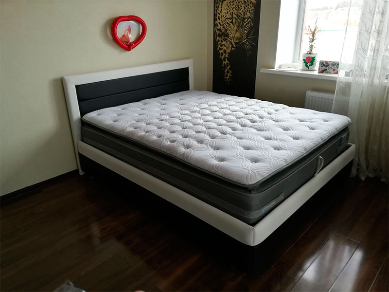 Полуторная кровать по своим размерам идеально войдет в пространство маленькой спальни