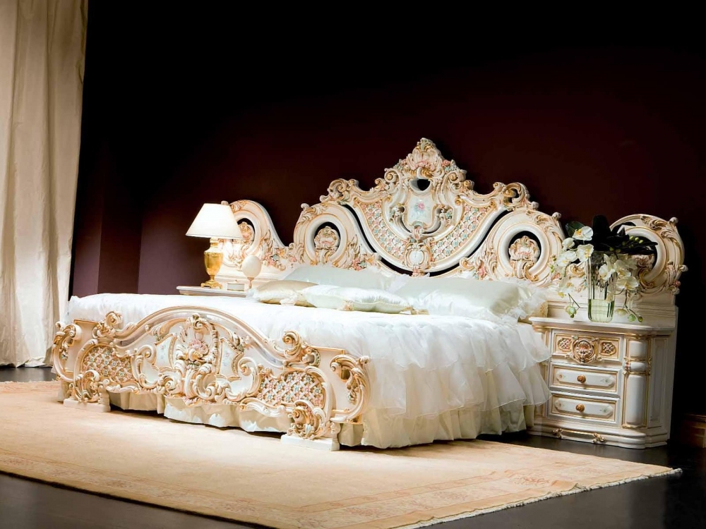 Шикарная двуспальная кровать в стиле барокко