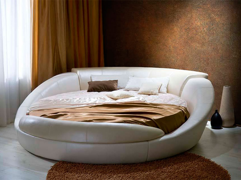 Необычная двуспальная кровать круглой формы