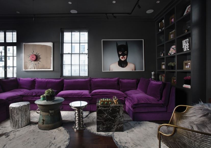 Фиолетовый диван в черной гостиной