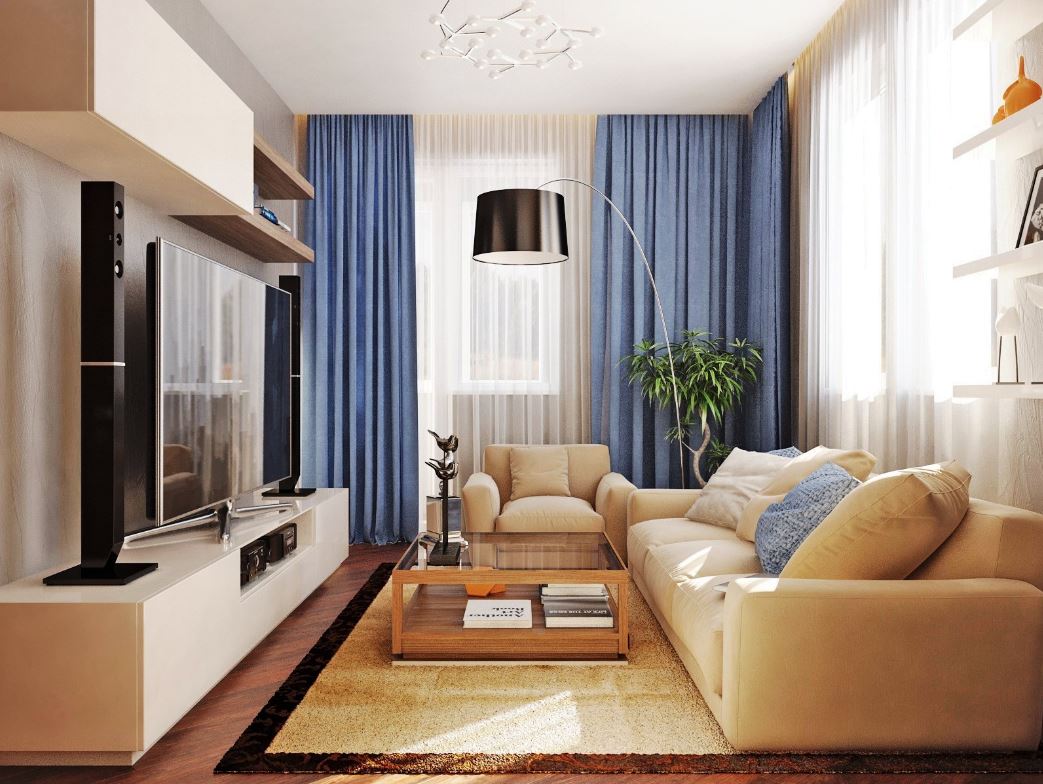 Синие занавески и кресло в конце прямоугольной гостиной визуально задают комнате нужные пропорции