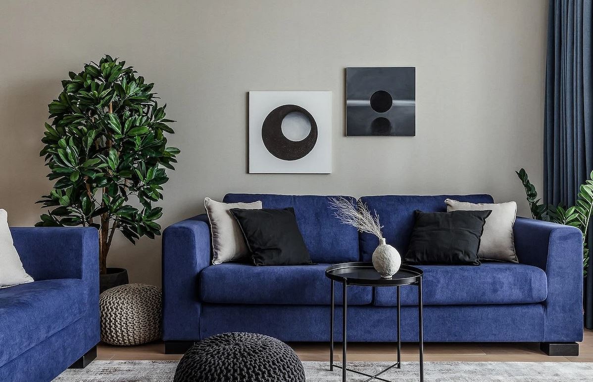 Прямой синий диван в современной гостиной