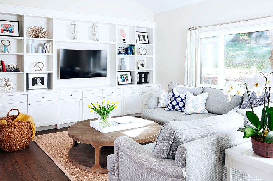 Белая корпусная мебель зрительно сливается со стеной и придает обстановке воздушности и чистоты
