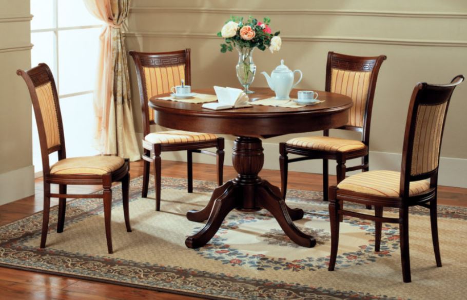 Классический обеденный гарнитур: деревянные стулья с мягкой обивкой и круглый стол