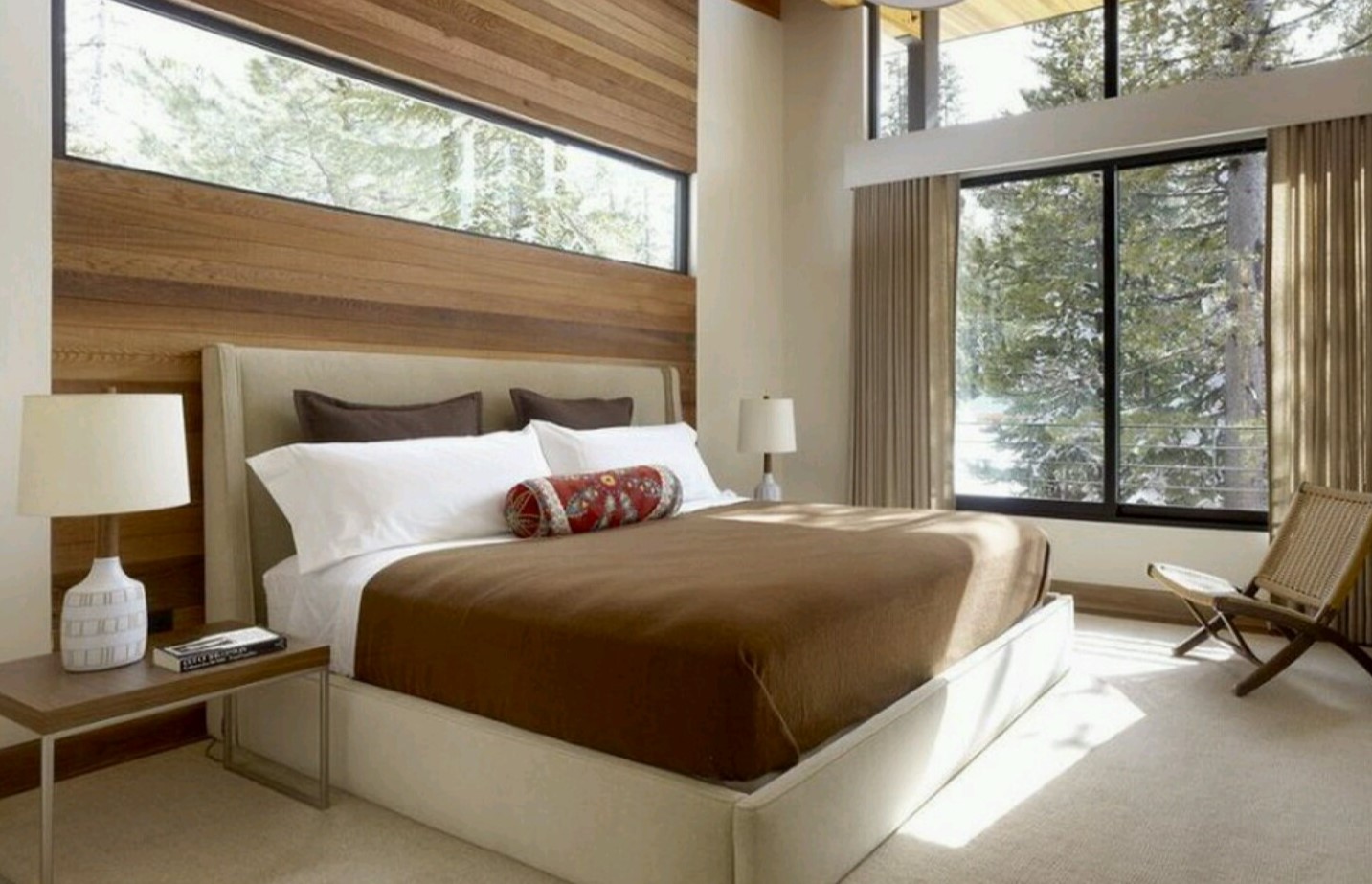 Деревянные панели в современном интерьере спальни