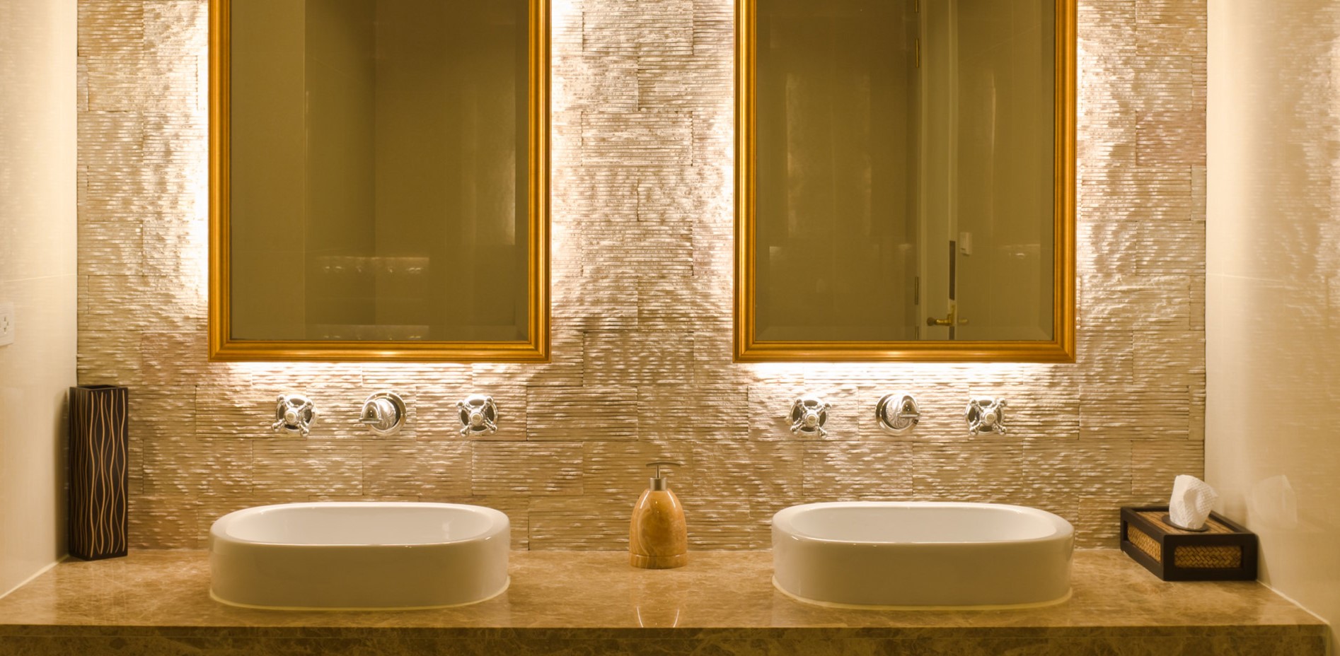 Зеркала с подсветкой в интерьере современной ванной