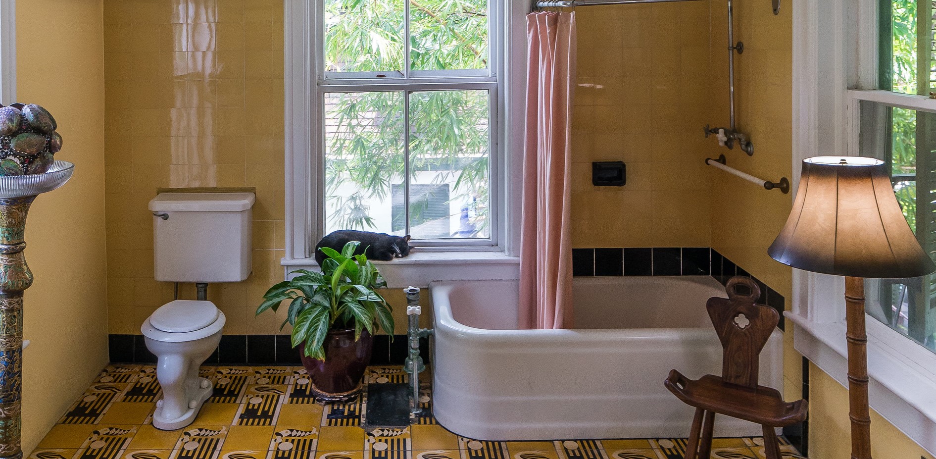 Желтый цвет в ванной в африканском стиле