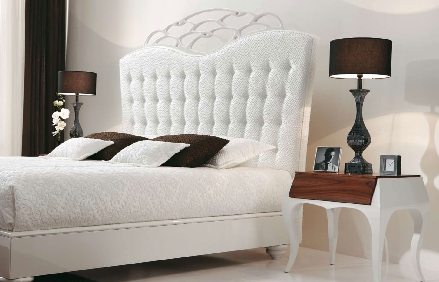 Акцентным элементом спальни может стать роскошное изголовье кровати