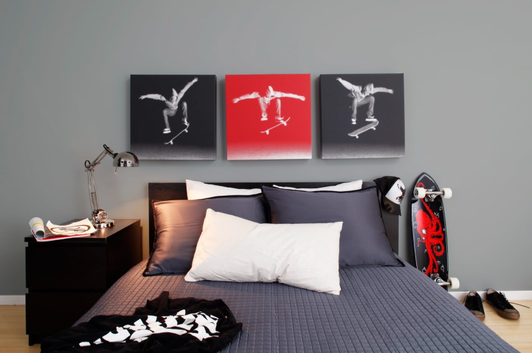 Современная композиция картин для комнаты спортсмена