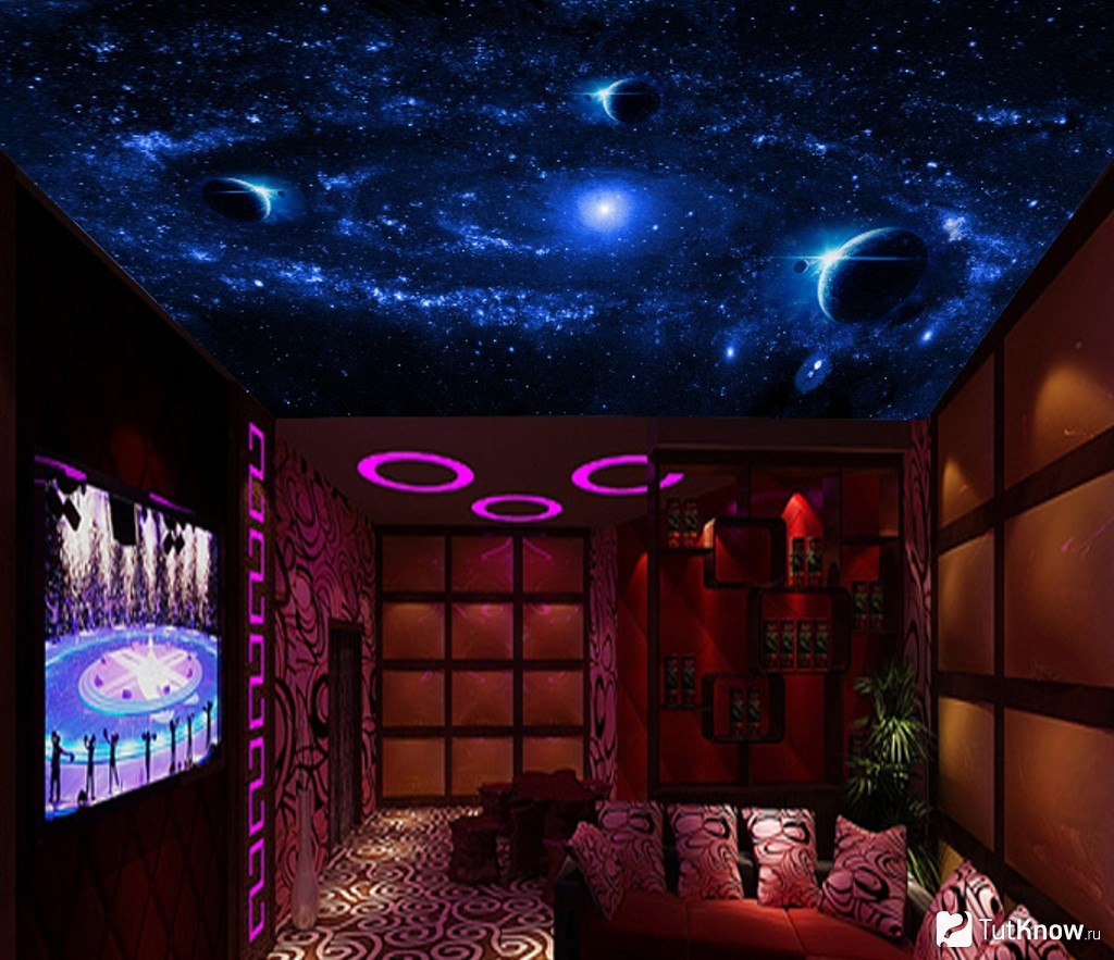 Звездное небо на потолке создает ощущение путешествия на космическом корабле.