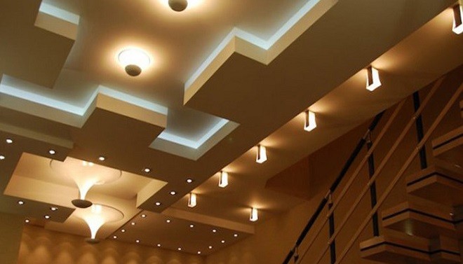 Геометрический потолок из гипсокартона с подсветкой.