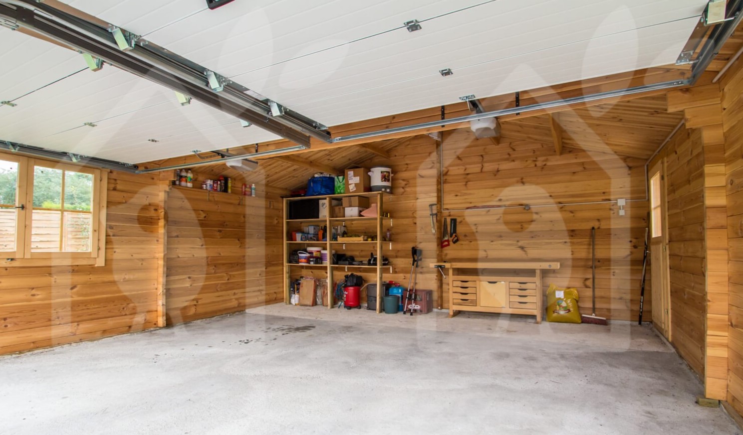 Белый алюминиевый потолок будет гармонично смотреться с деревянной отделкой стен