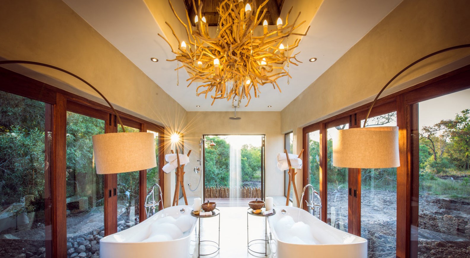 Алюминиевый потолок по своим свойствам идеально подойдет для ванной комнаты