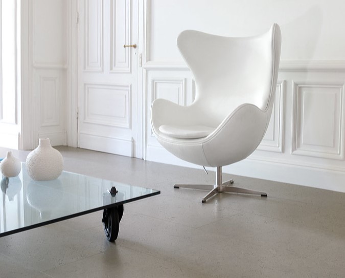 Светлый ламинат будет гармонично сочетаться с белыми стенами и белой мебелью