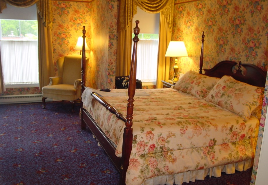 Оригинальная кровать в американской спальне