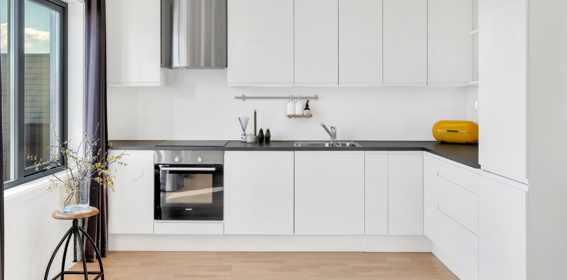 Черная столешница в комбинации с кухонным гарнитуром в стиле минимализм