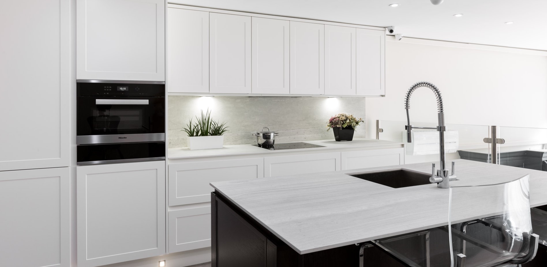Кухонный гарнитур до потолка позволит хранить большое количество посуды и других кухонных принадлежностей