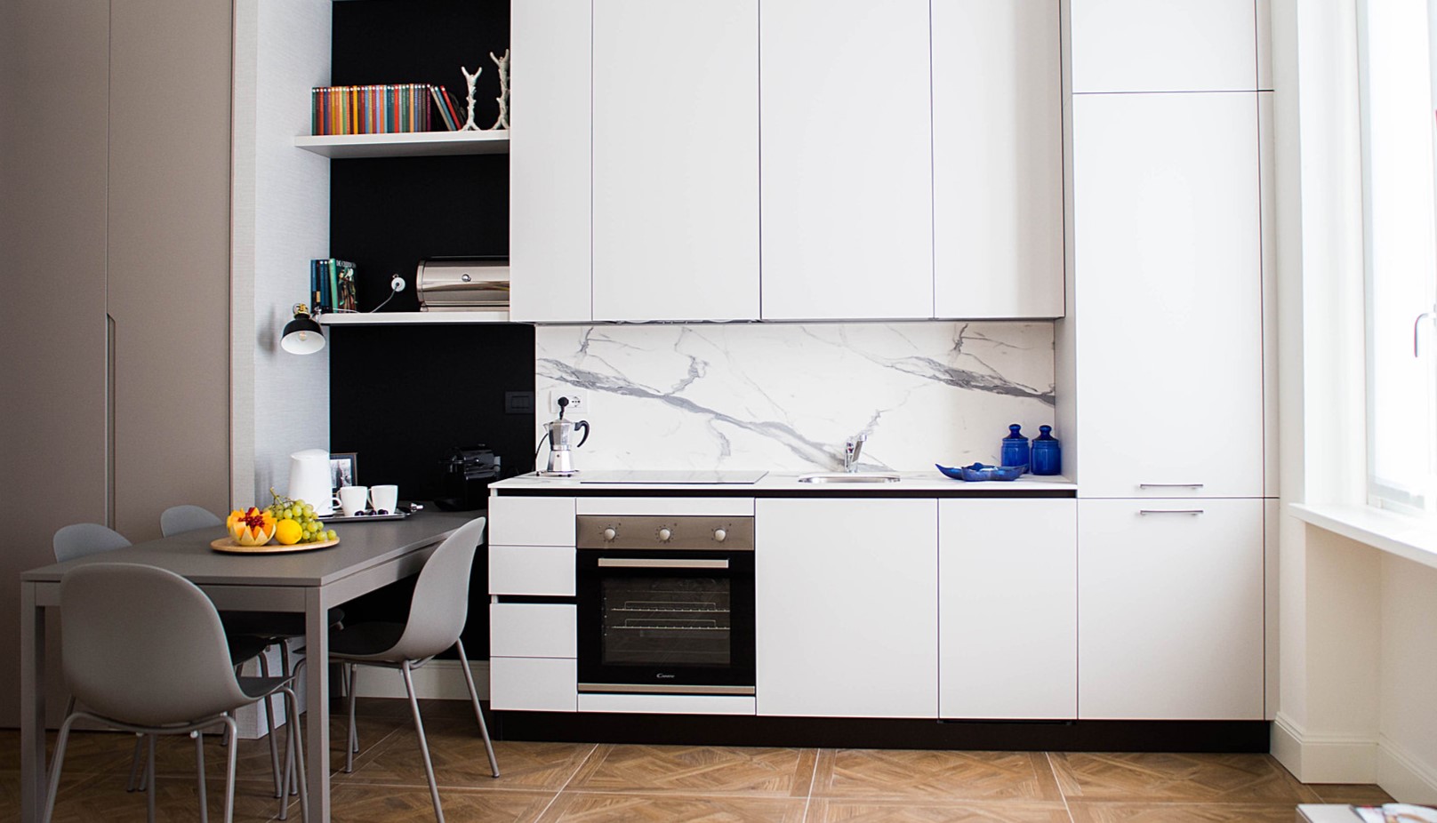 Серый стол и стулья в интерьере кухни, оформленной в стиле минимализм