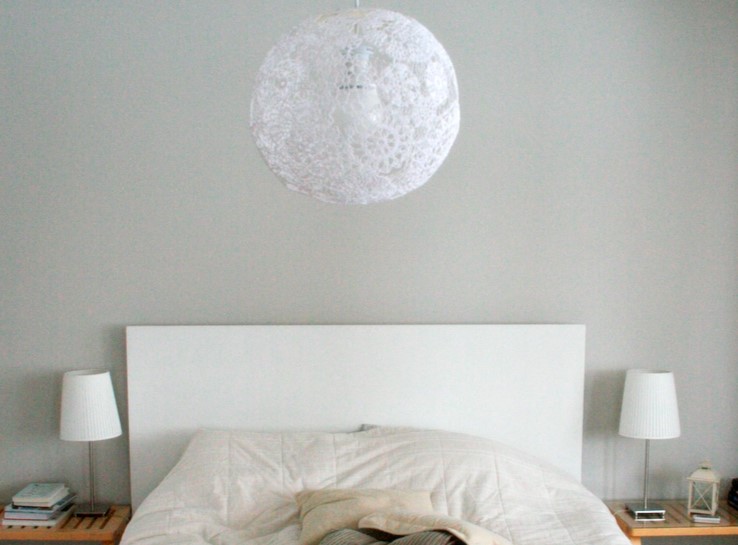Оригинальный светильник с тканевым абажуром подойдет под интерьер спальни