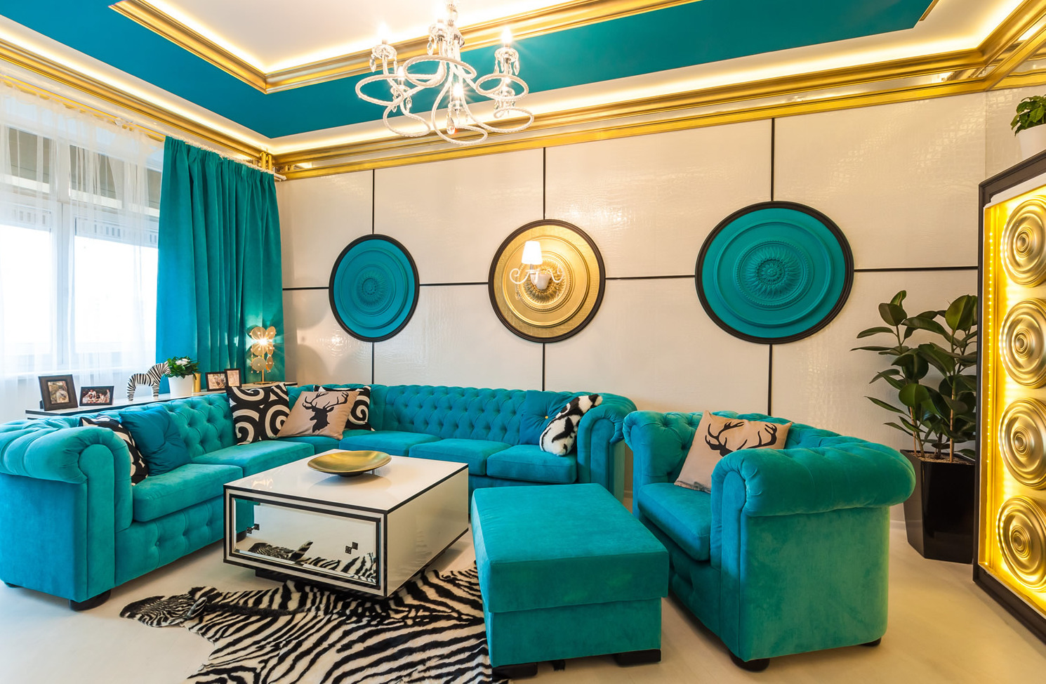 диван мятного цвета в интерьере гостиной
