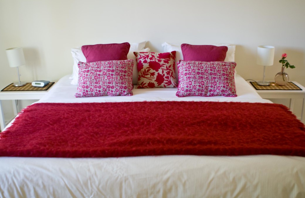 Подушки для спальни в цвете бордо