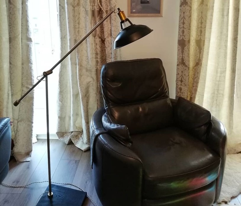 Установка торшера возле кресла для чтения