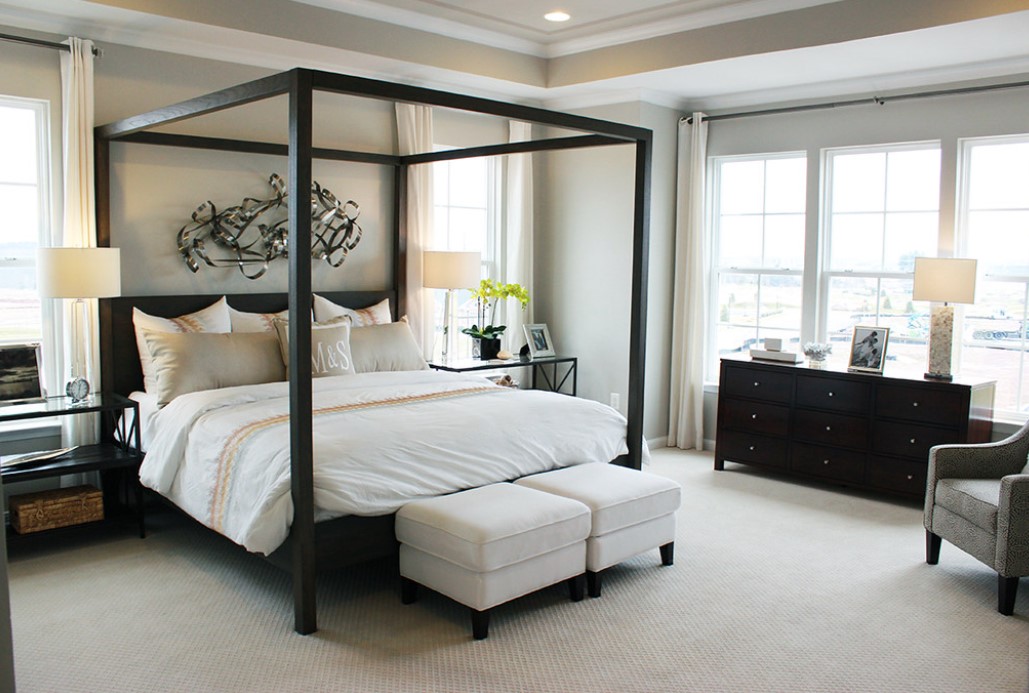 Использование белого и черного цвета в интерьере спальни