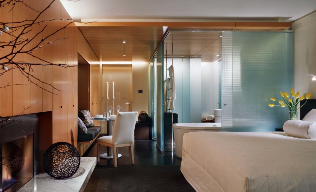 Плиточными панелями можно оформить спальню, совмещенную с ванной