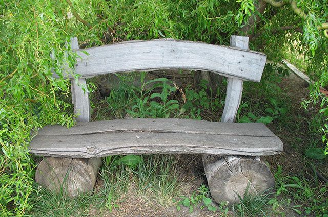 Скамейка из минимально обработанного дерева.