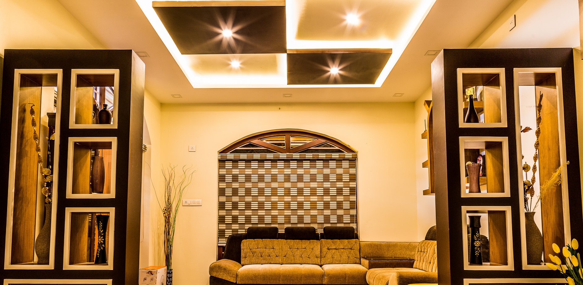 Светодиодные лампочки можно использовать для создания яркого освещения в гостиной