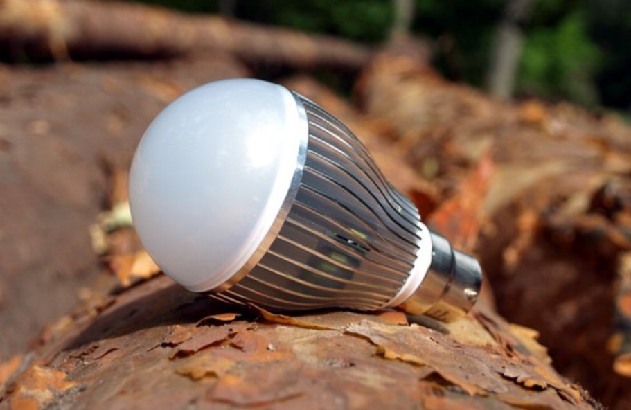 Использование лампы накаливания приводит к большим расходам за электроэнергию