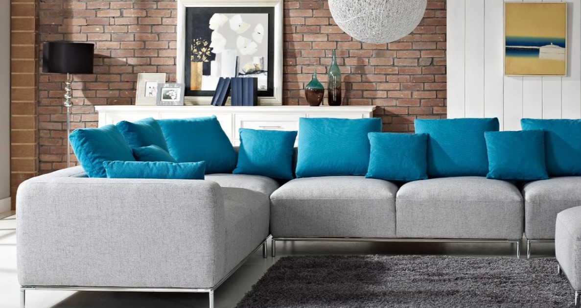 Стильный диван можно расположить в гостиной и раскладывать, когда гости остаются с ночевкой