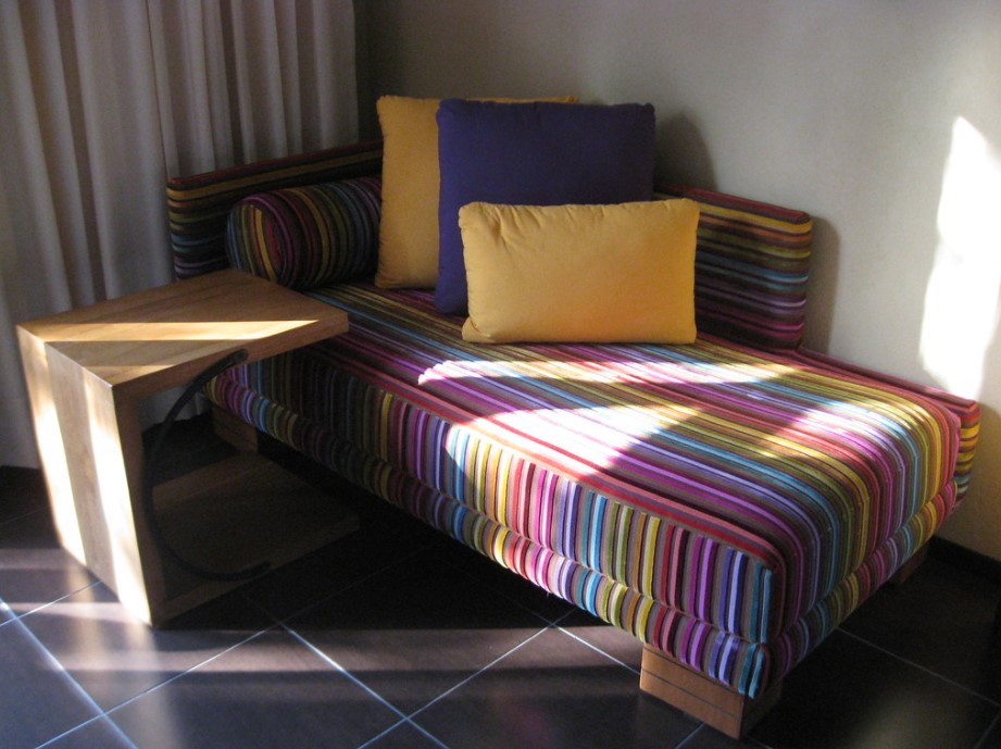 Небольшой диван может трансформироваться в удобное спальное место