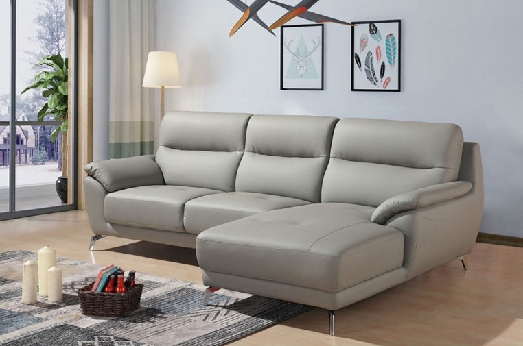 Серый диван с металлическими ножками отлично подходит для светлой современной гостиной