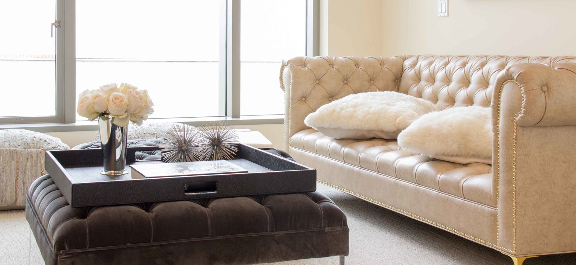 Стильный диван из экокожи с золотым декором