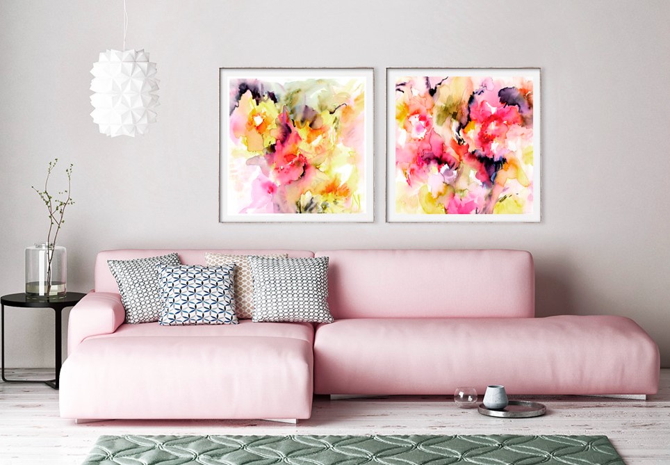 Розовый диван из экокожи идеально гармонирует с интерьерным декором
