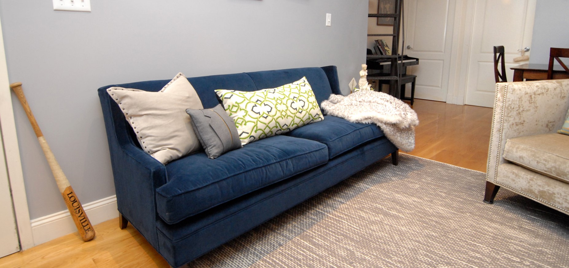 Синий диван является акцентным элементом интерьера
