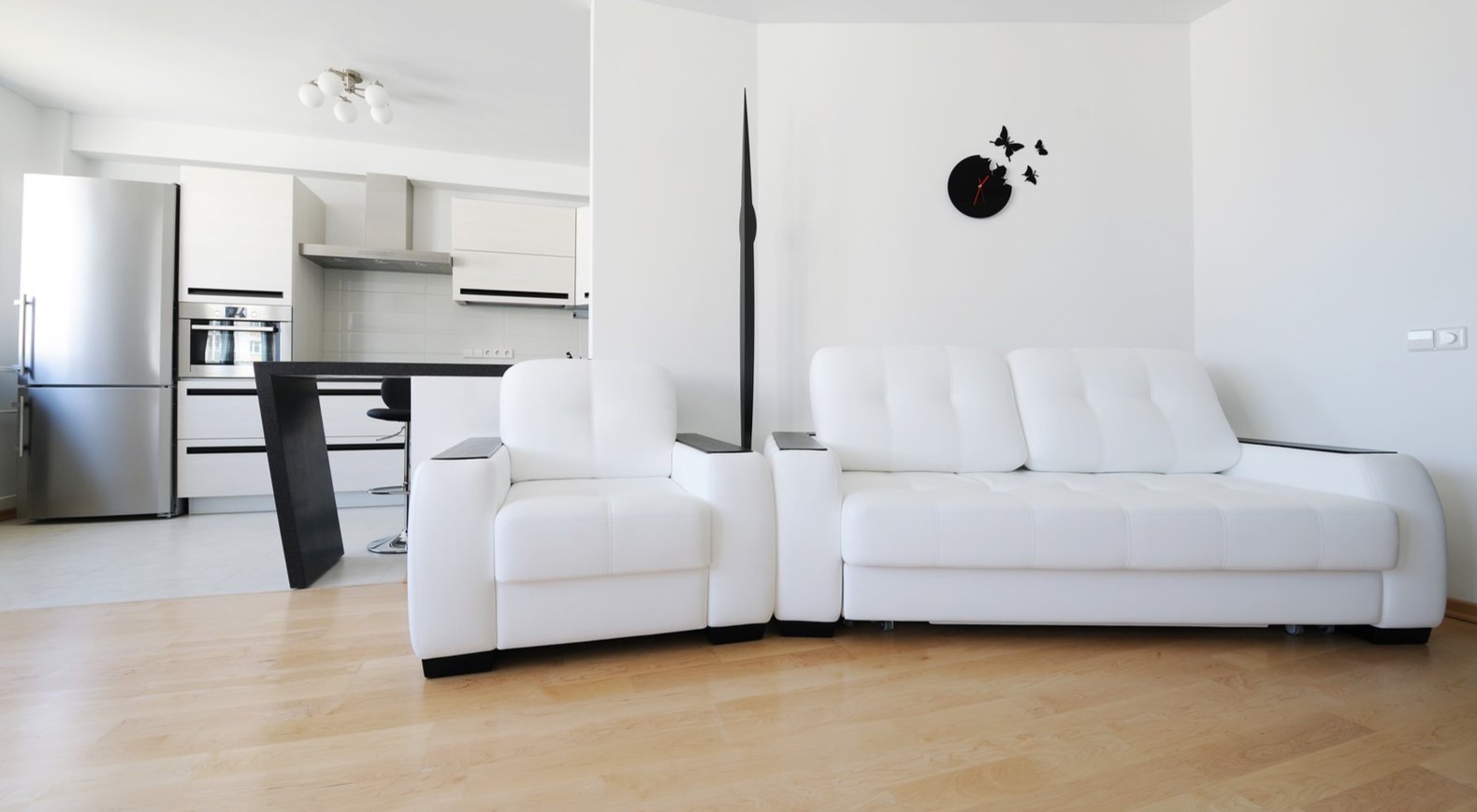 Белый диван идеально подходит для современного интерьера