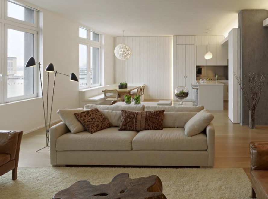 Однотонный бежевый диван прекрасно подойдет для просторной гостиной, оформленной в светлых оттенках