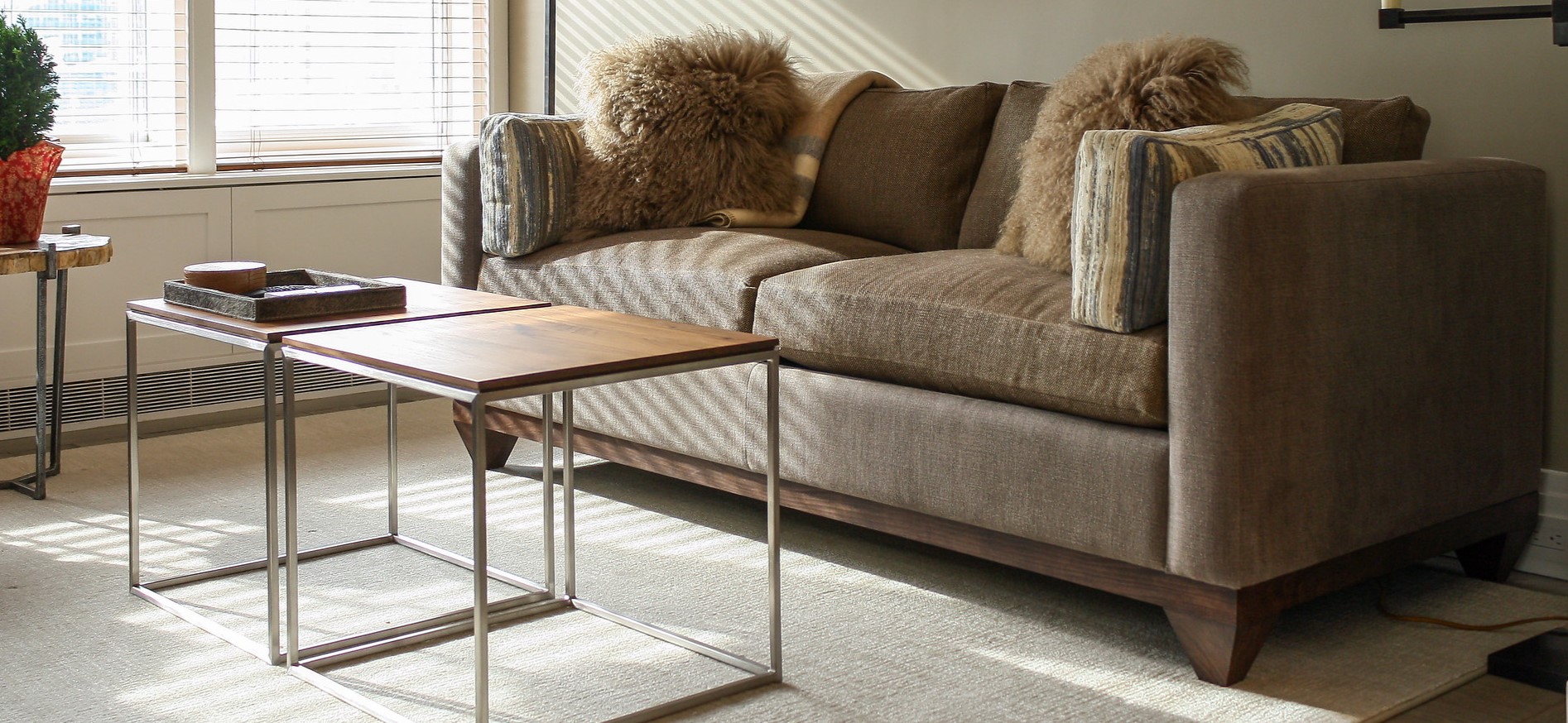 Коричневый диван подойдет для современного интерьера гостиной