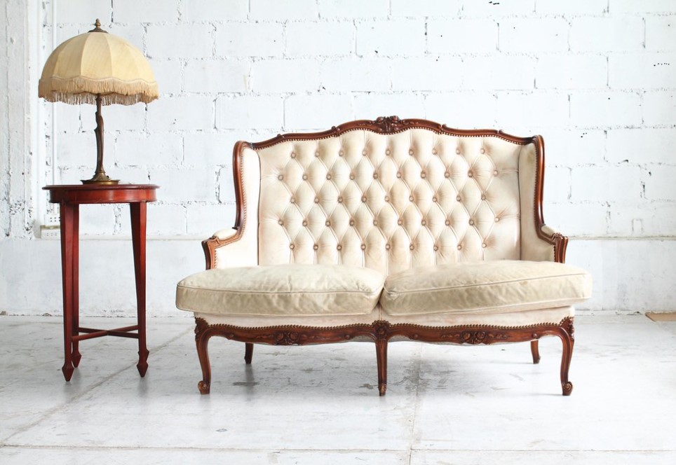 Оригинальный диван в классическом стиле