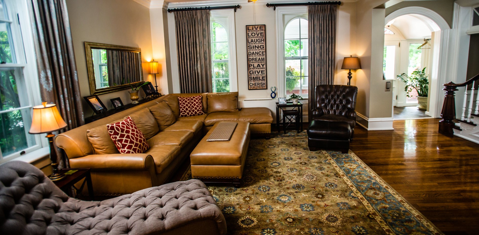 Коричневый кожаный диван в английском стиле в интерьере гостиной