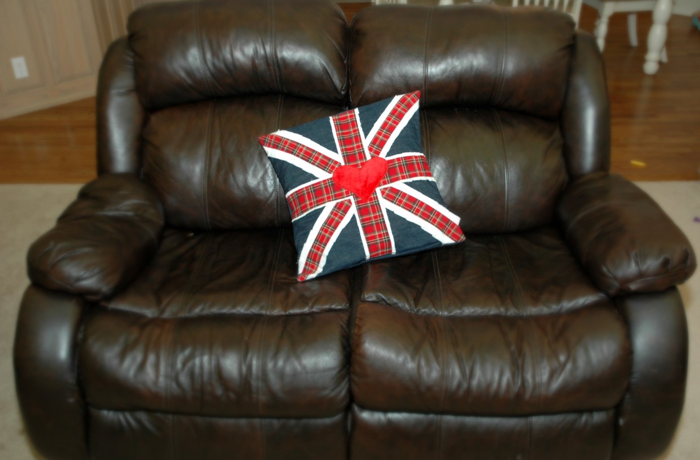 Кожаный диван можно украсить подушкой с изображением британского флага