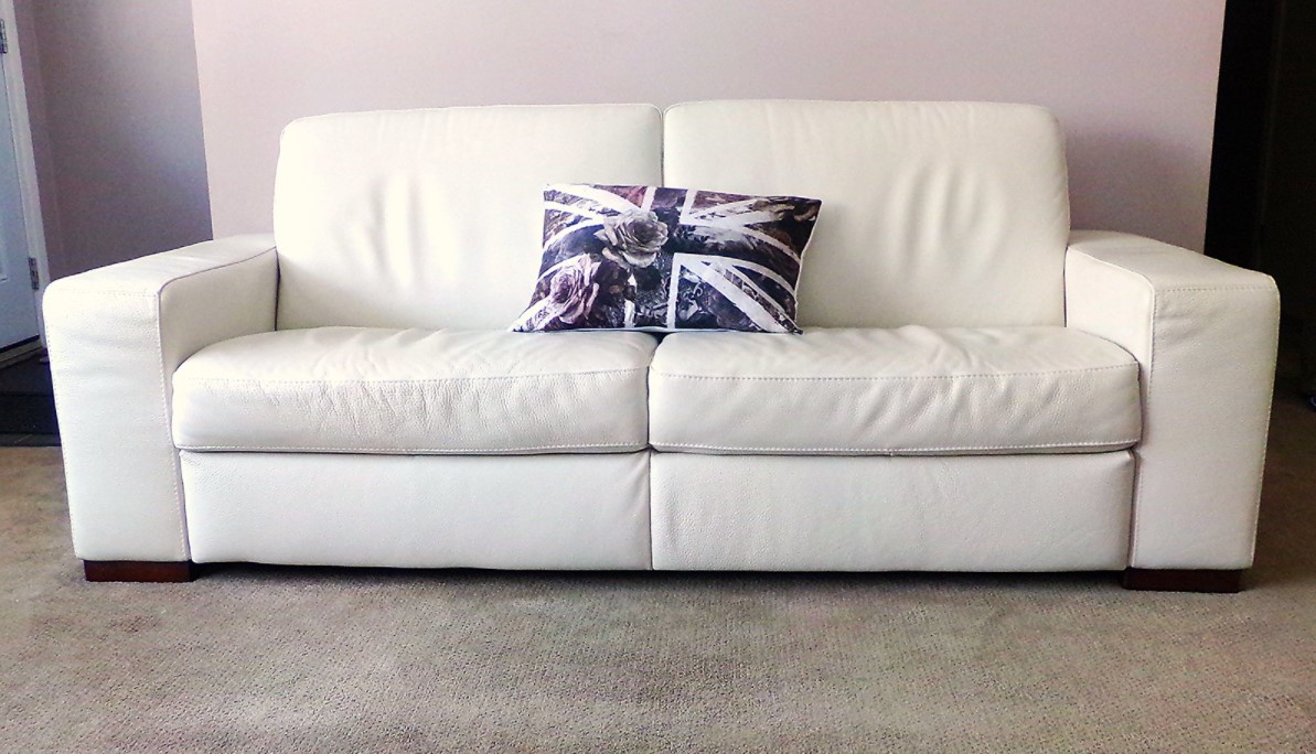 Белый однотонный диван можно декорировать подушкой с изображением флага Англии