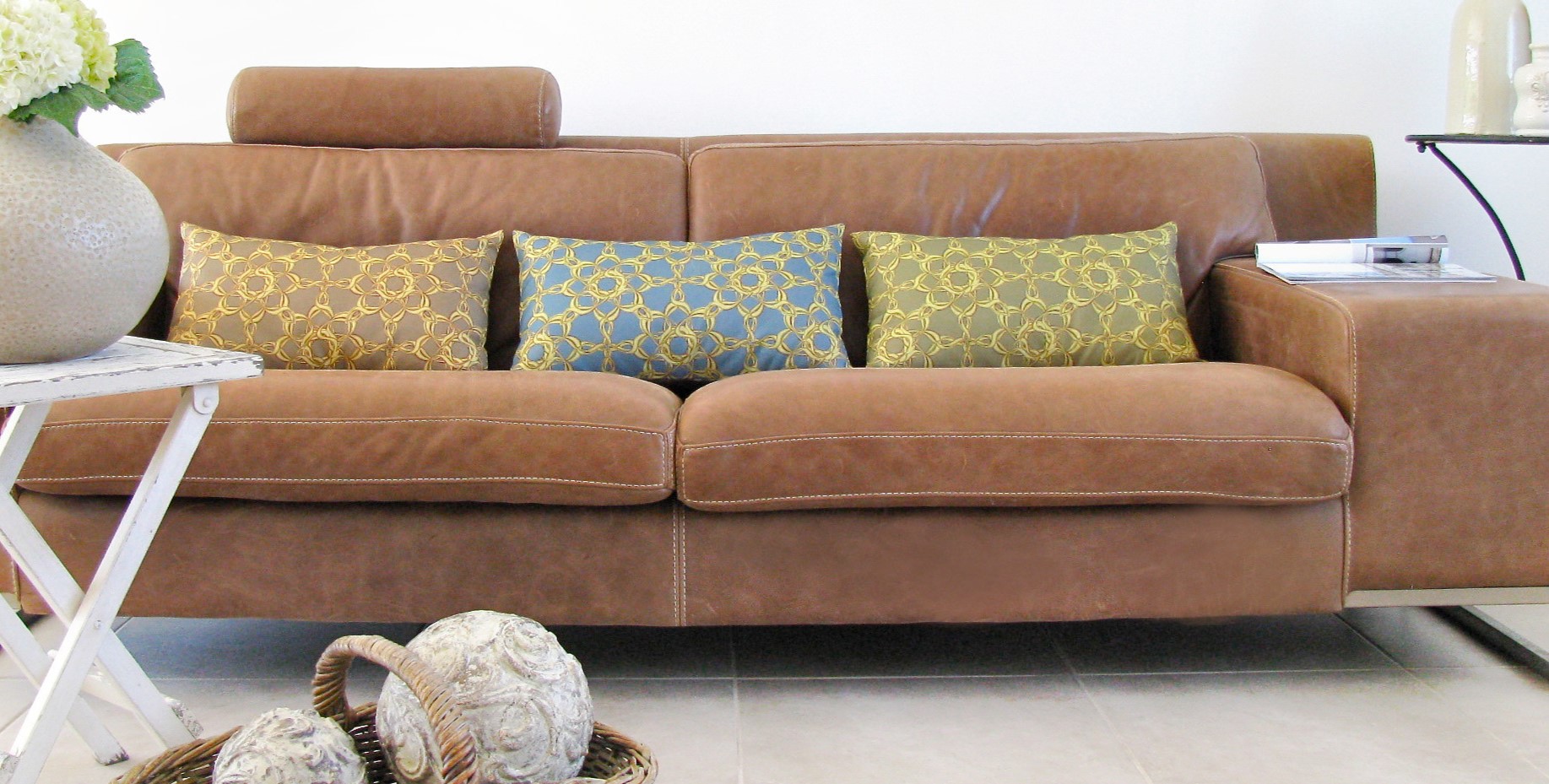 Кожаный диван прекрасно дополнит английский интерьер