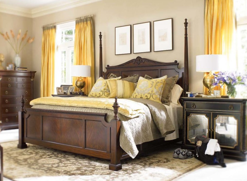 Интерьер английской спальни можно дополнить деревянной резной мебелью