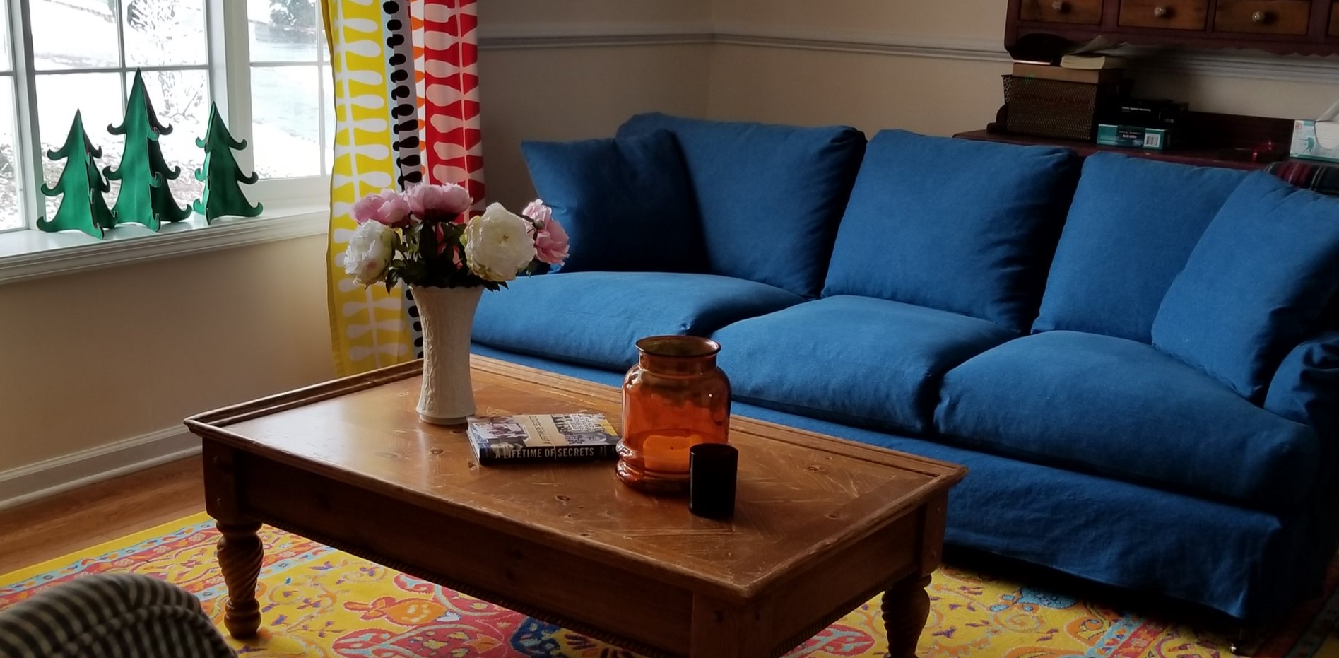 Рядом с диваном можно поставить классический деревянный столик в английском стиле 