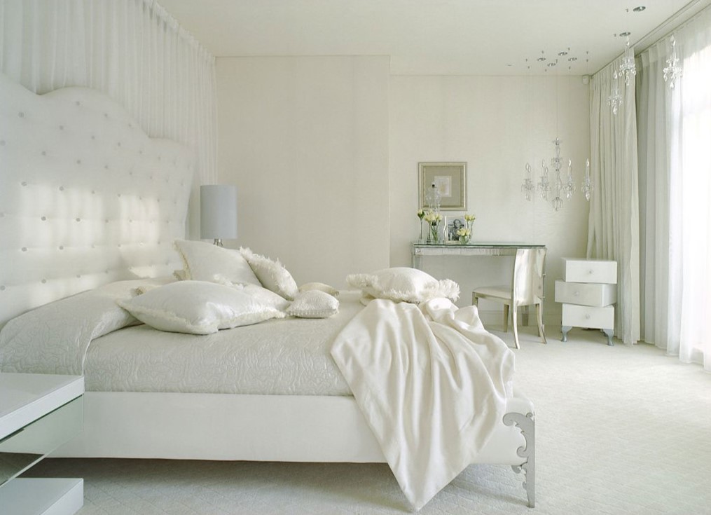 интерьер спальни в белом цвете с яркими акцентами
