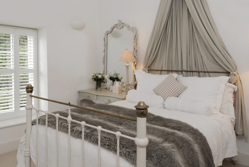 Стильная спальня в белом цвете