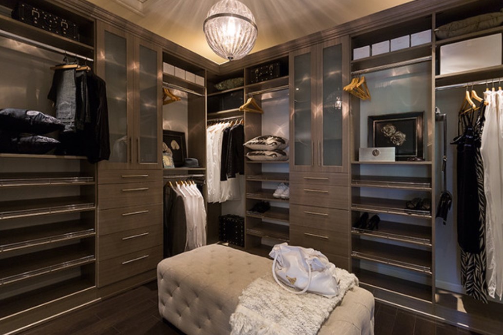 В гардеробной комнате можно расположить удобный пуфик по центру